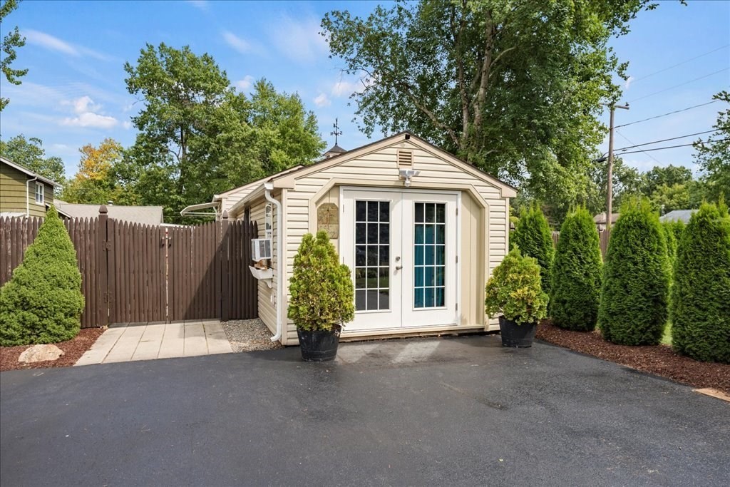 7 Matthew Street Springfield, MA 01128 - Photo 8 of 42