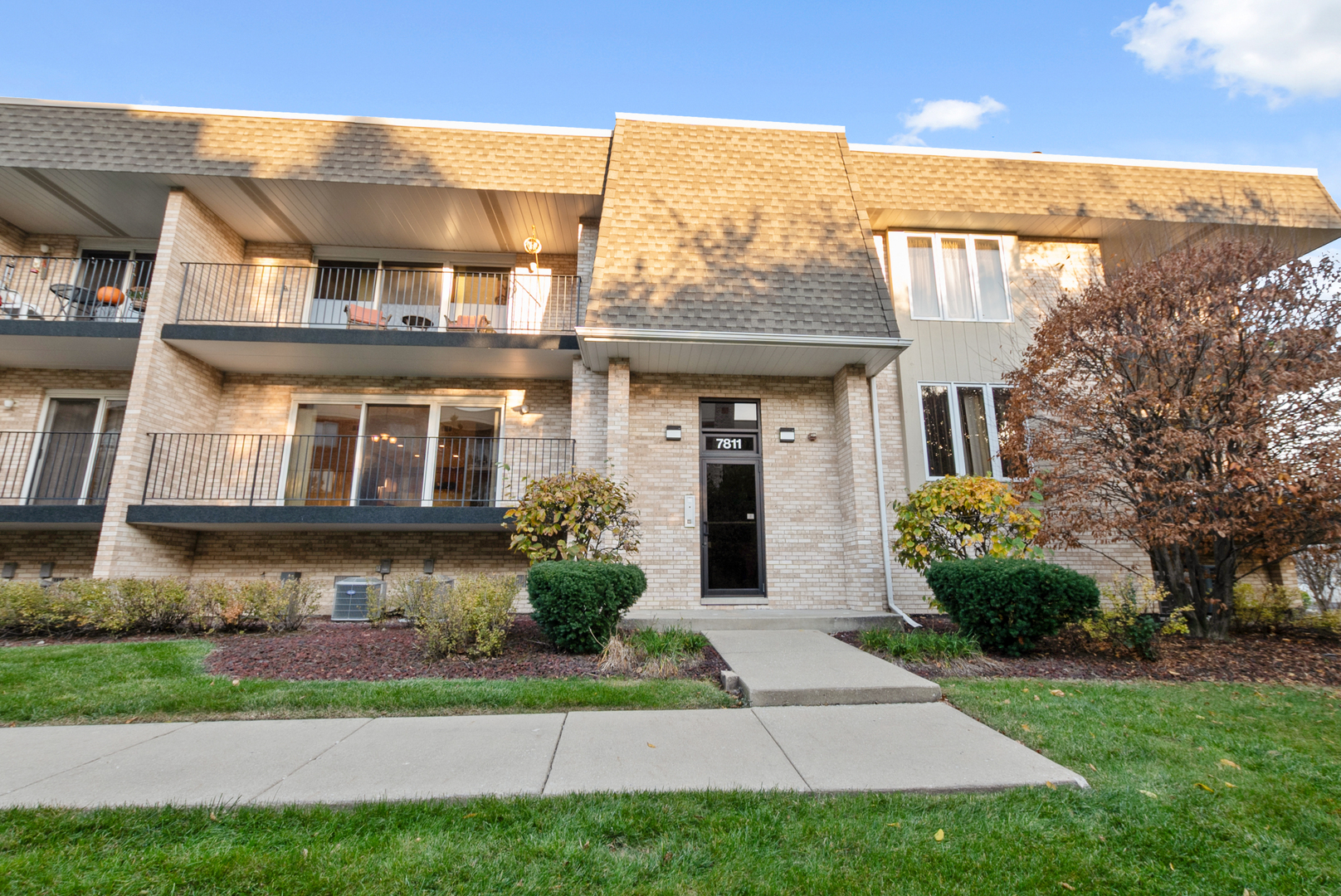 7811 West 157th Street, Unit 1N Orland Park, IL 60462 - Photo 1 of 18 a front view of a house with garden
