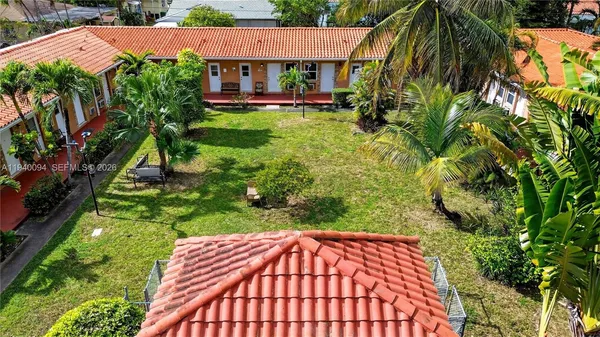 a view of yard in front of house