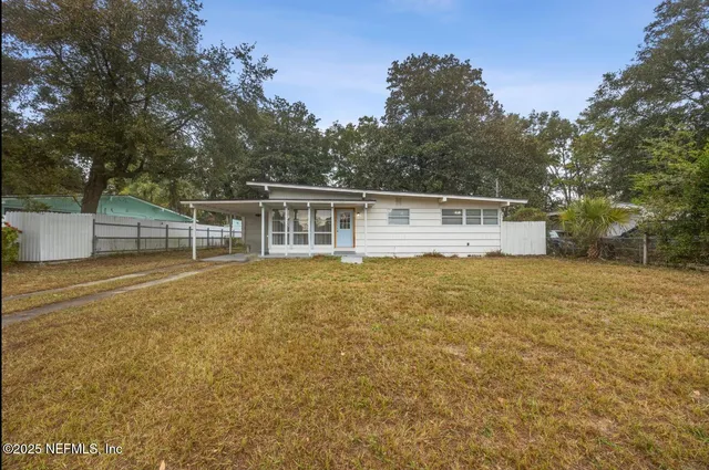 a view of a house with a backyard