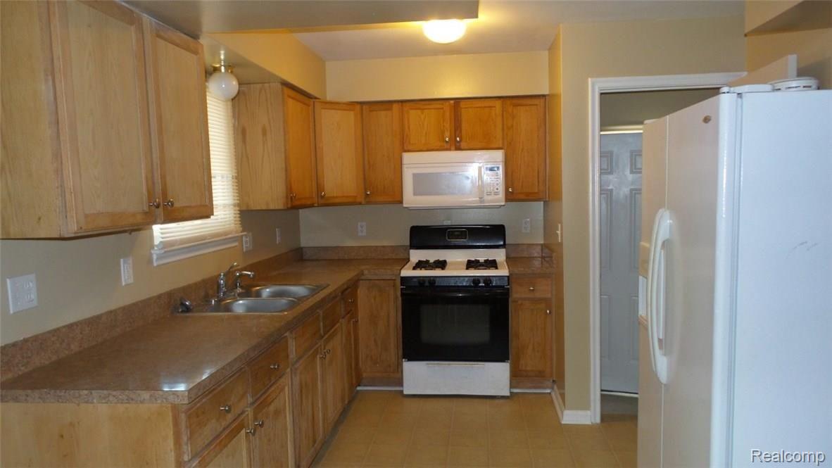 11501 Martin Road Warren, MI 48093 - Photo 8 of 21 James Photos 065.jpg