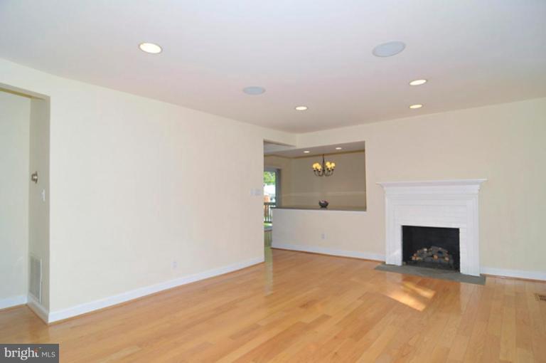 8230 Frye Road Alexandria, VA 22309 - Photo 4 of 30 Living Room