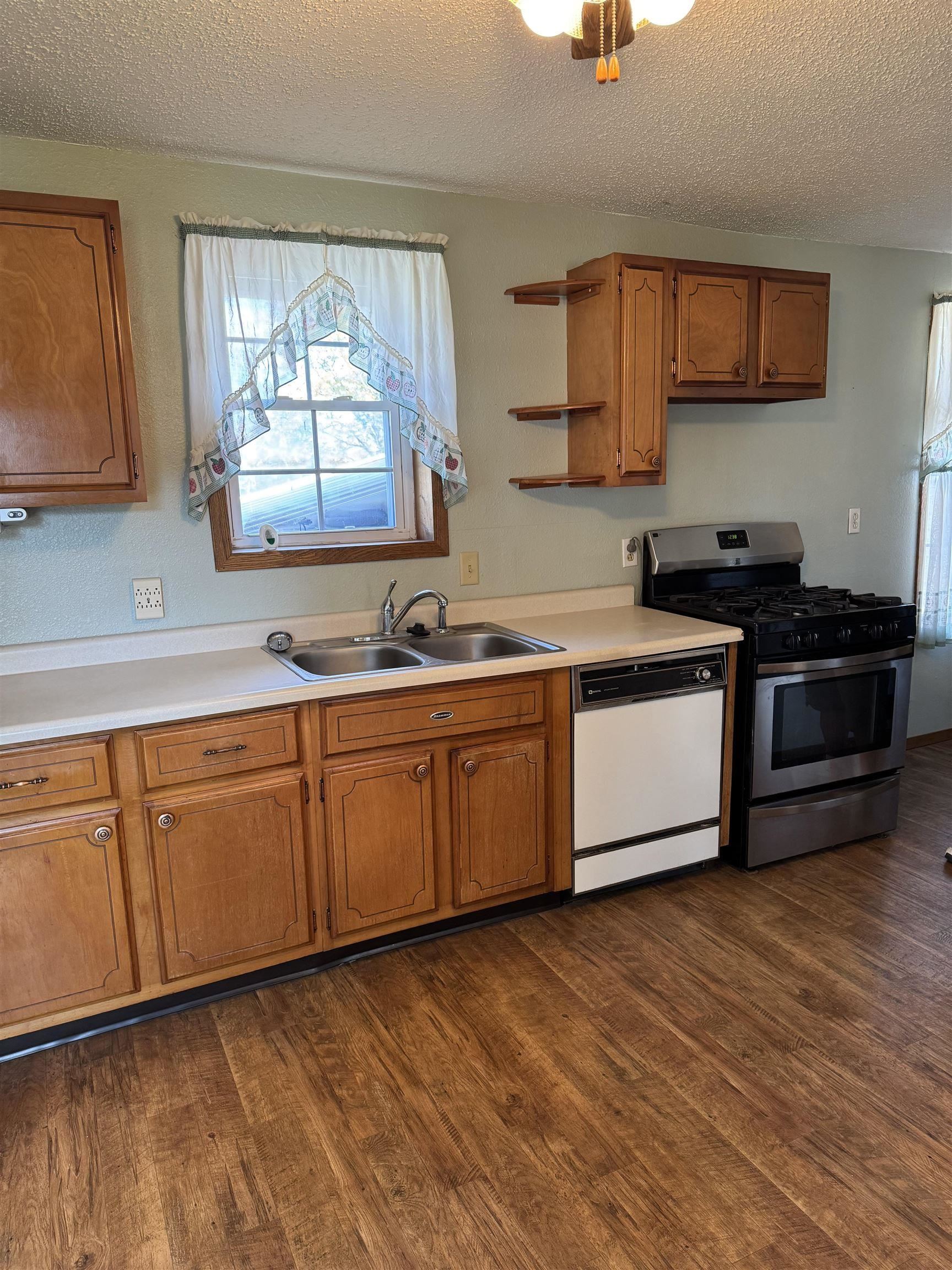 313 East 1st Avenue Delavan, IA 53115 - Photo 5 of 18