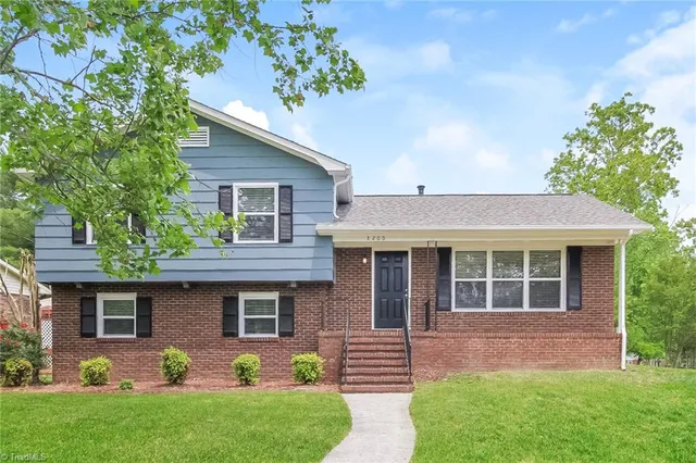 $2,015 | 3200 Flanders Court, High Point, NC 27265