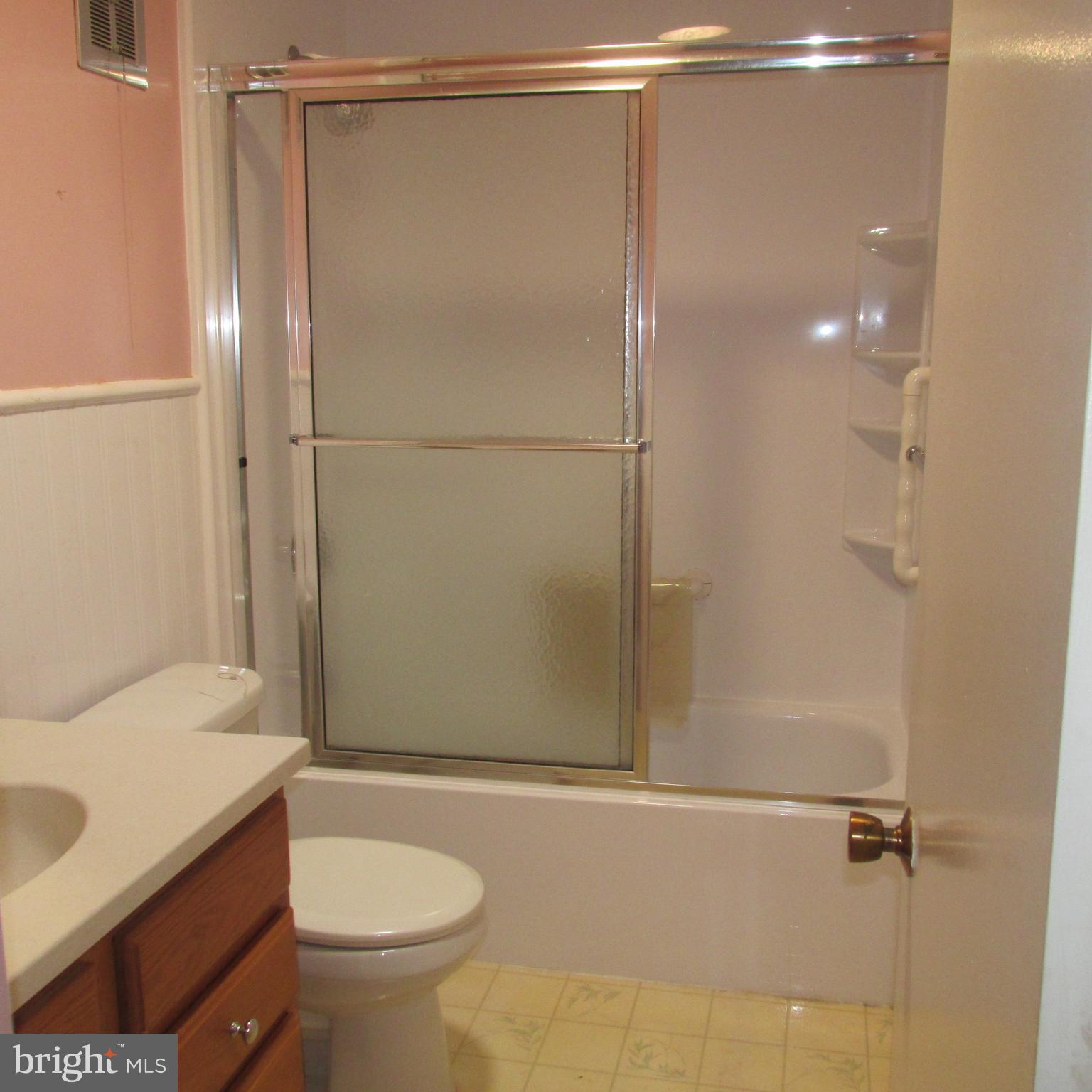 1606 Devers Road York, PA 17404 - Photo 9 of 19 Full Bath w/Skylight