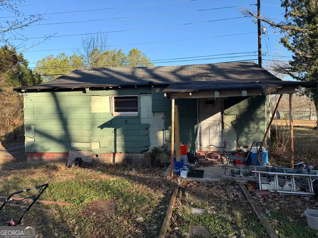 a view of a house with a backyard