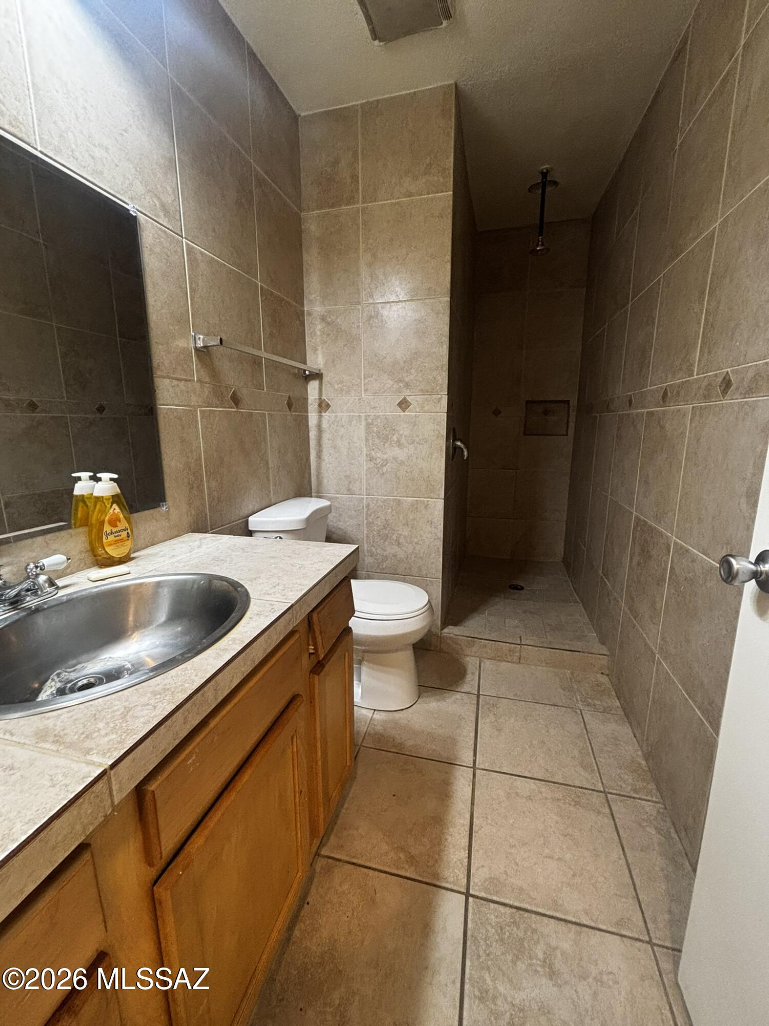 3658 East March Place Tucson, AZ 85713 - Photo 6 of 12 Hall bath