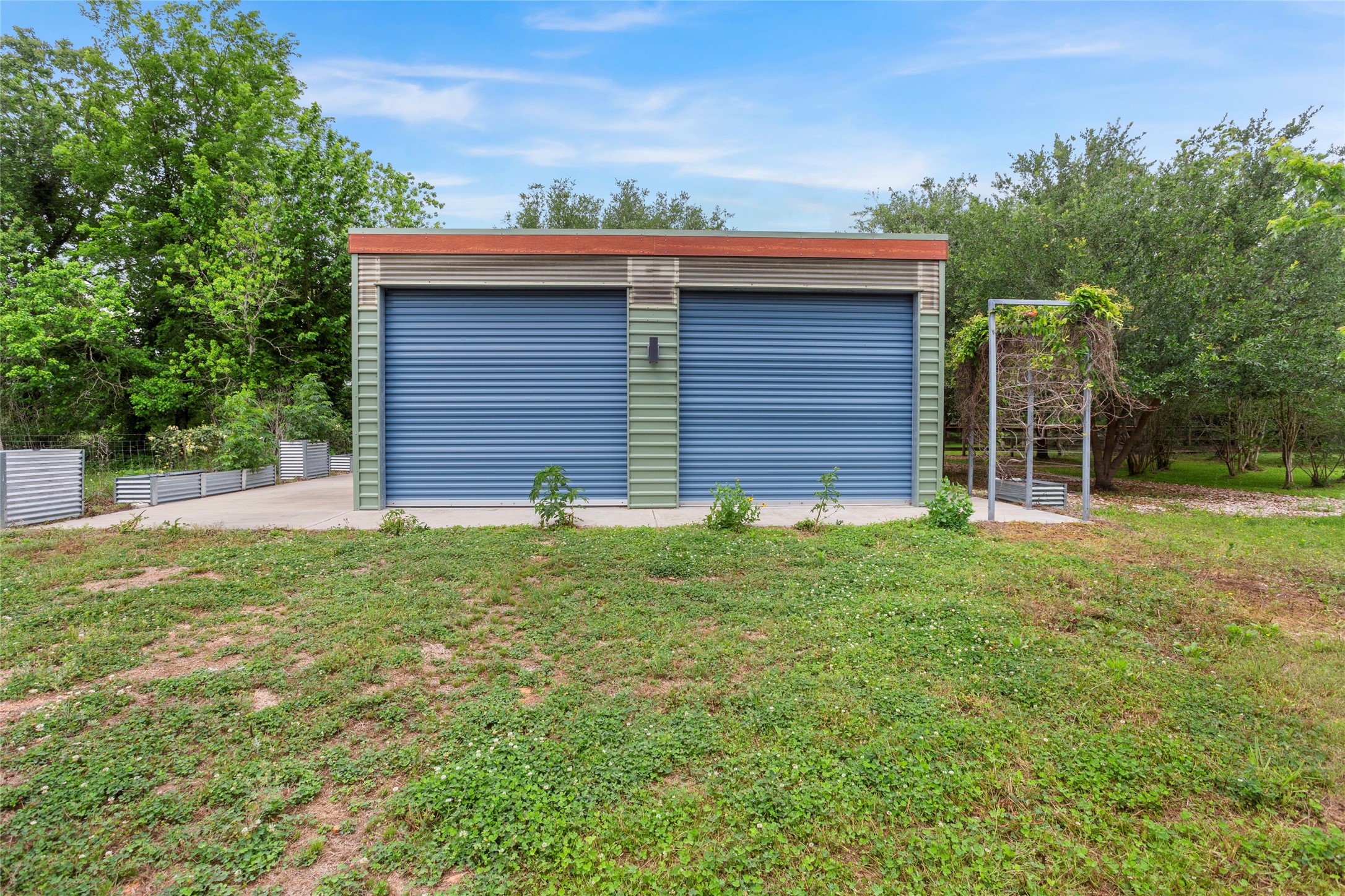 3650 Rivers Road Pearland, TX 77578 - Photo 11 of 22 24'X28' steel-framed garage/shop with concrete parking pad