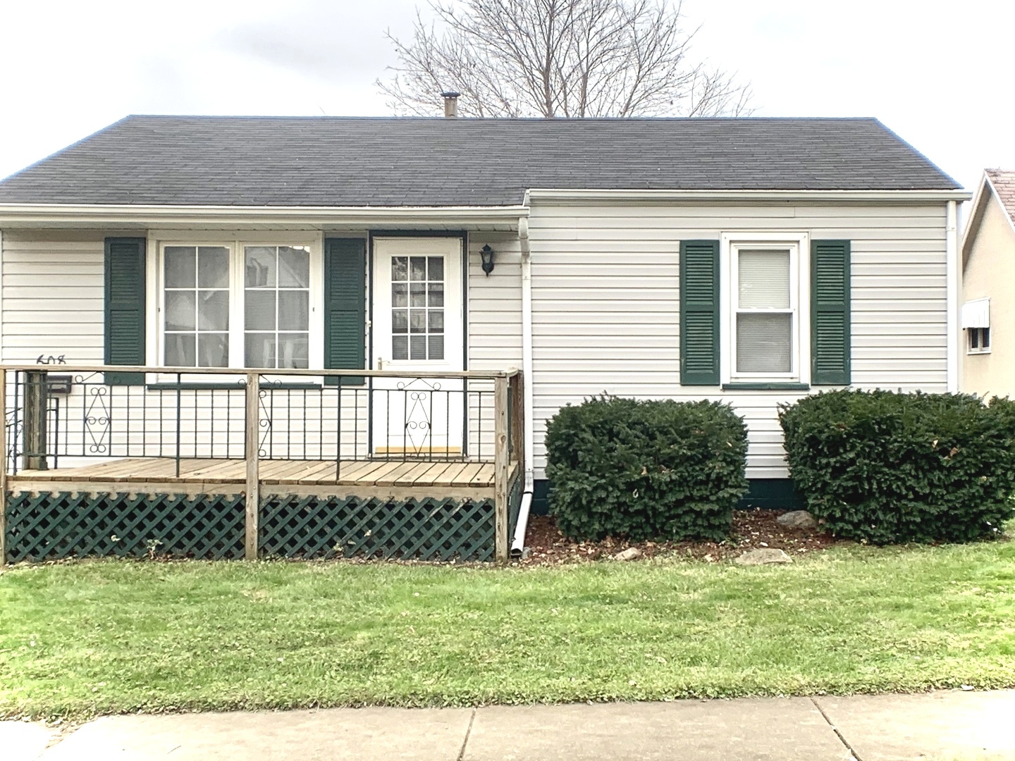 608 West Cleveland Street Spring Valley, IL 61362 - Photo 2 of 35 front view of a house with a yard