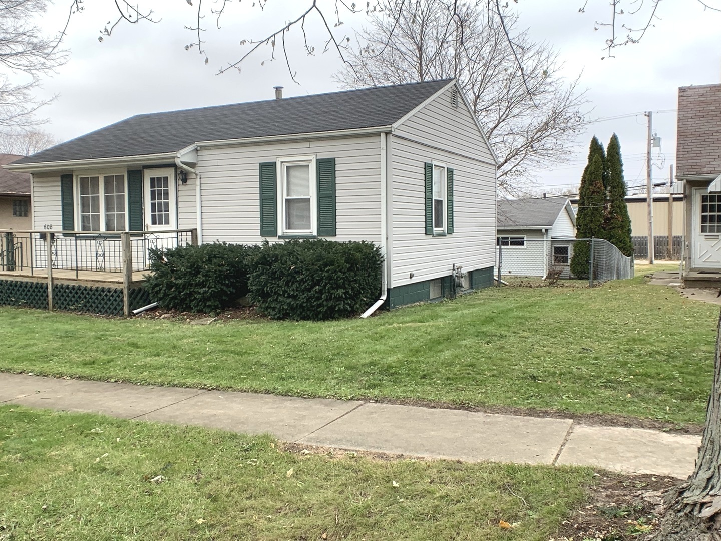 608 West Cleveland Street Spring Valley, IL 61362 - Photo 3 of 35 a view of a house with a garden