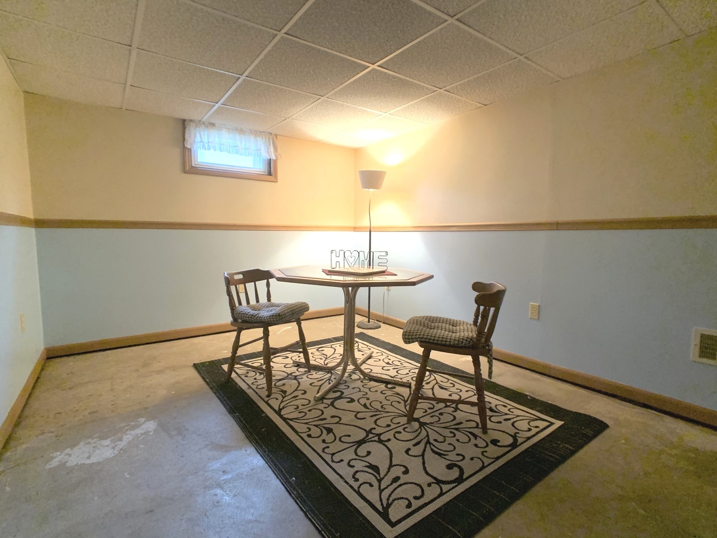 608 West Cleveland Street Spring Valley, IL 61362 - Photo 21 of 35 a living room with a table and a rug