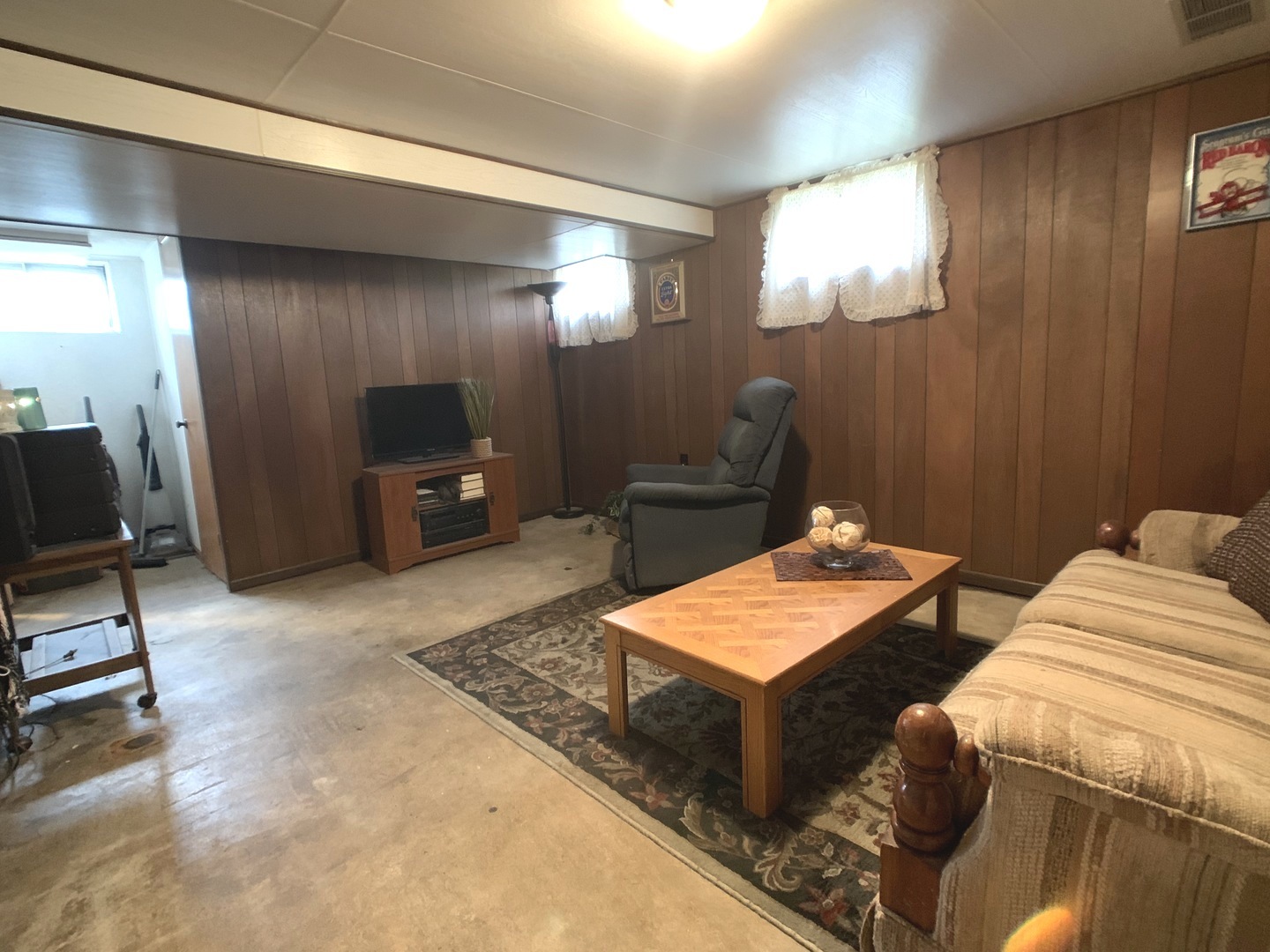 608 West Cleveland Street Spring Valley, IL 61362 - Photo 22 of 35 a bedroom with two beds and painted walls