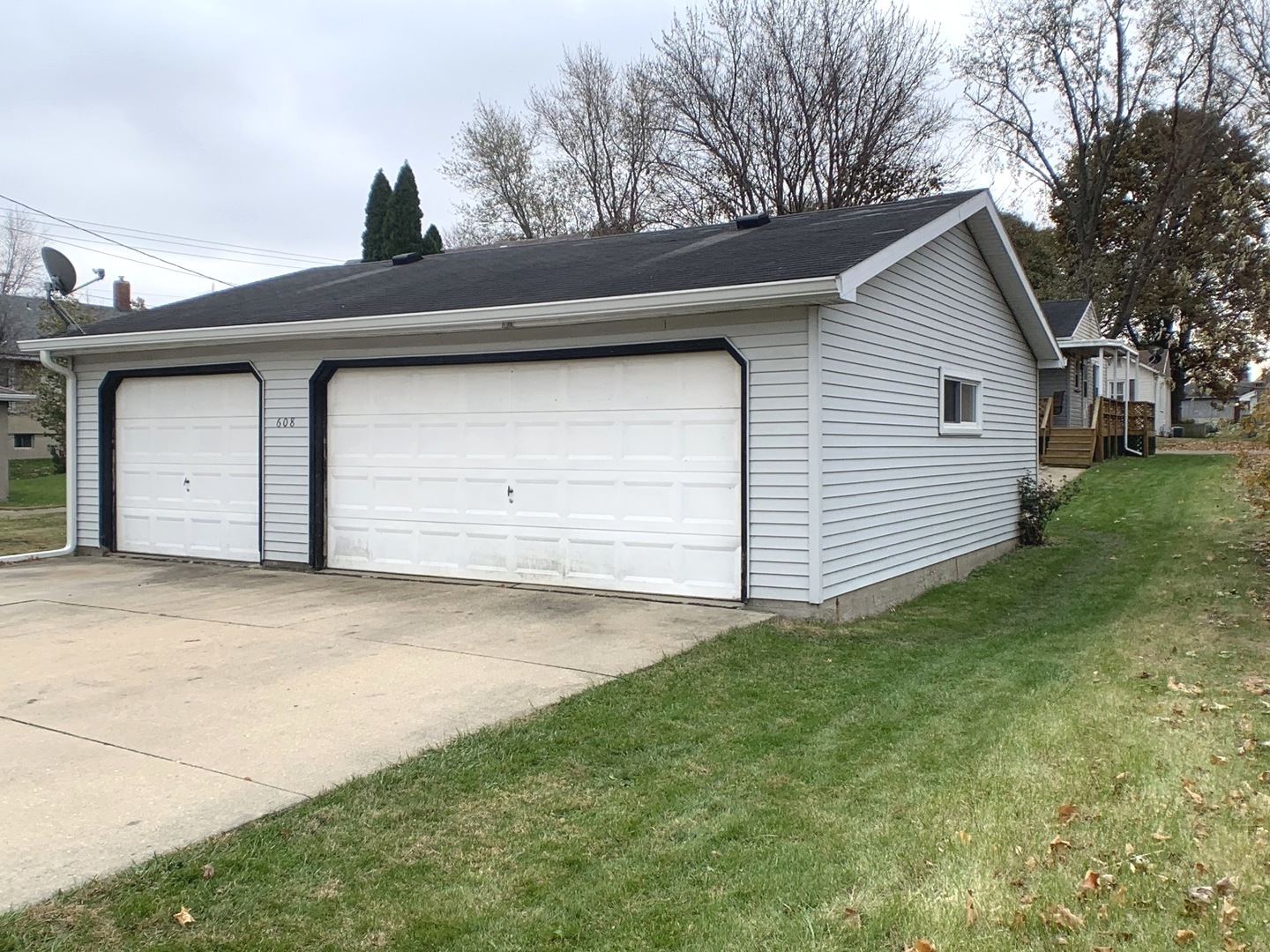 608 West Cleveland Street Spring Valley, IL 61362 - Photo 4 of 35 a front view of house with backyard and green space
