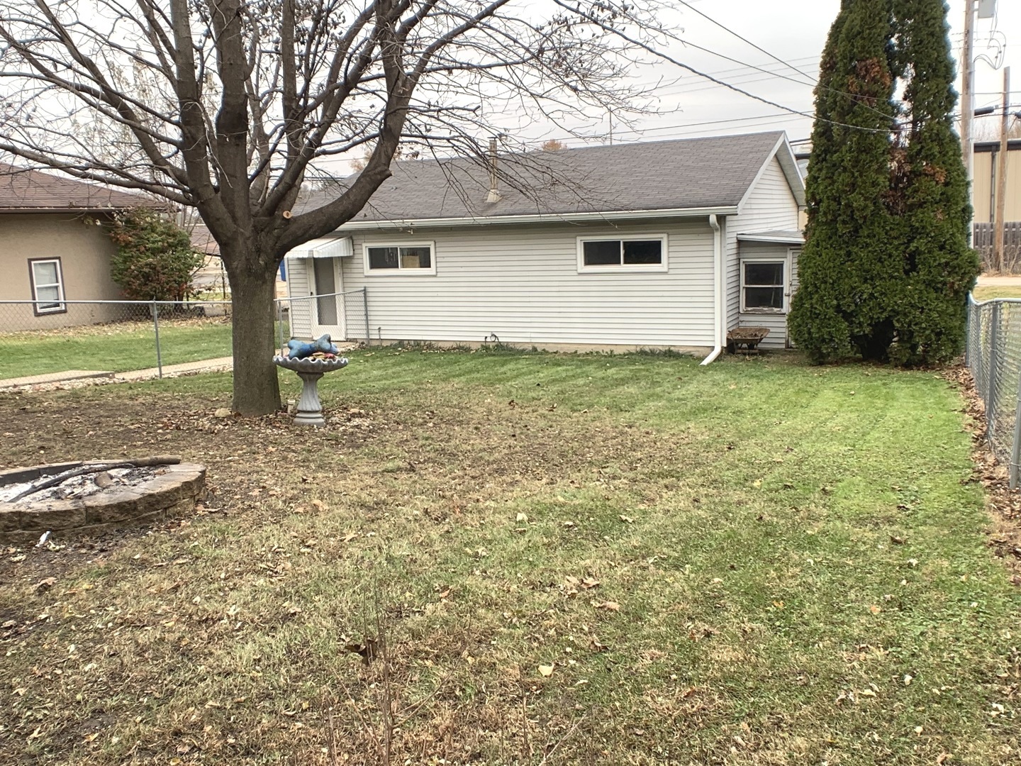 608 West Cleveland Street Spring Valley, IL 61362 - Photo 6 of 35 a backyard of a house with lots of green space