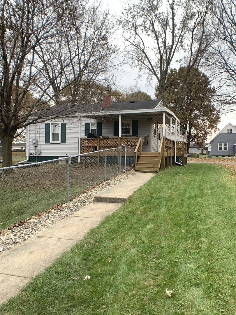 608 West Cleveland Street Spring Valley, IL 61362 - Photo 7 of 35 front view of a house with a yard