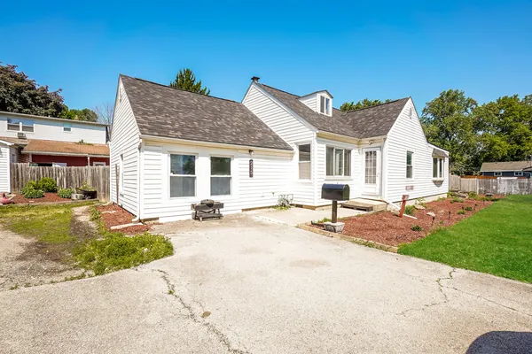 $360,000 | 215 South Prairie Road, New Lenox, IL 60451