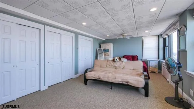 a en suite bathroom with a large mirror