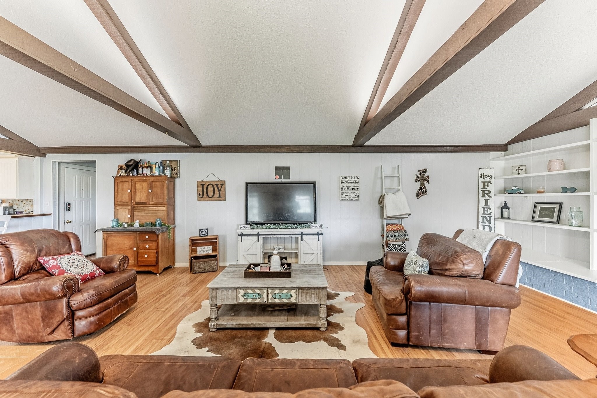 9523 West Fm 1644 Calvert, TX 77837 - Photo 10 of 22 a living room with furniture and a flat screen tv