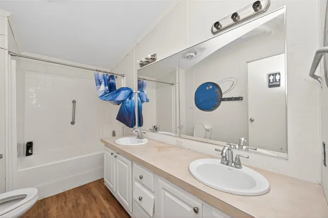 a very nice looking room with a ceiling fan