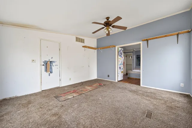 a view of empty room with ceiling fan