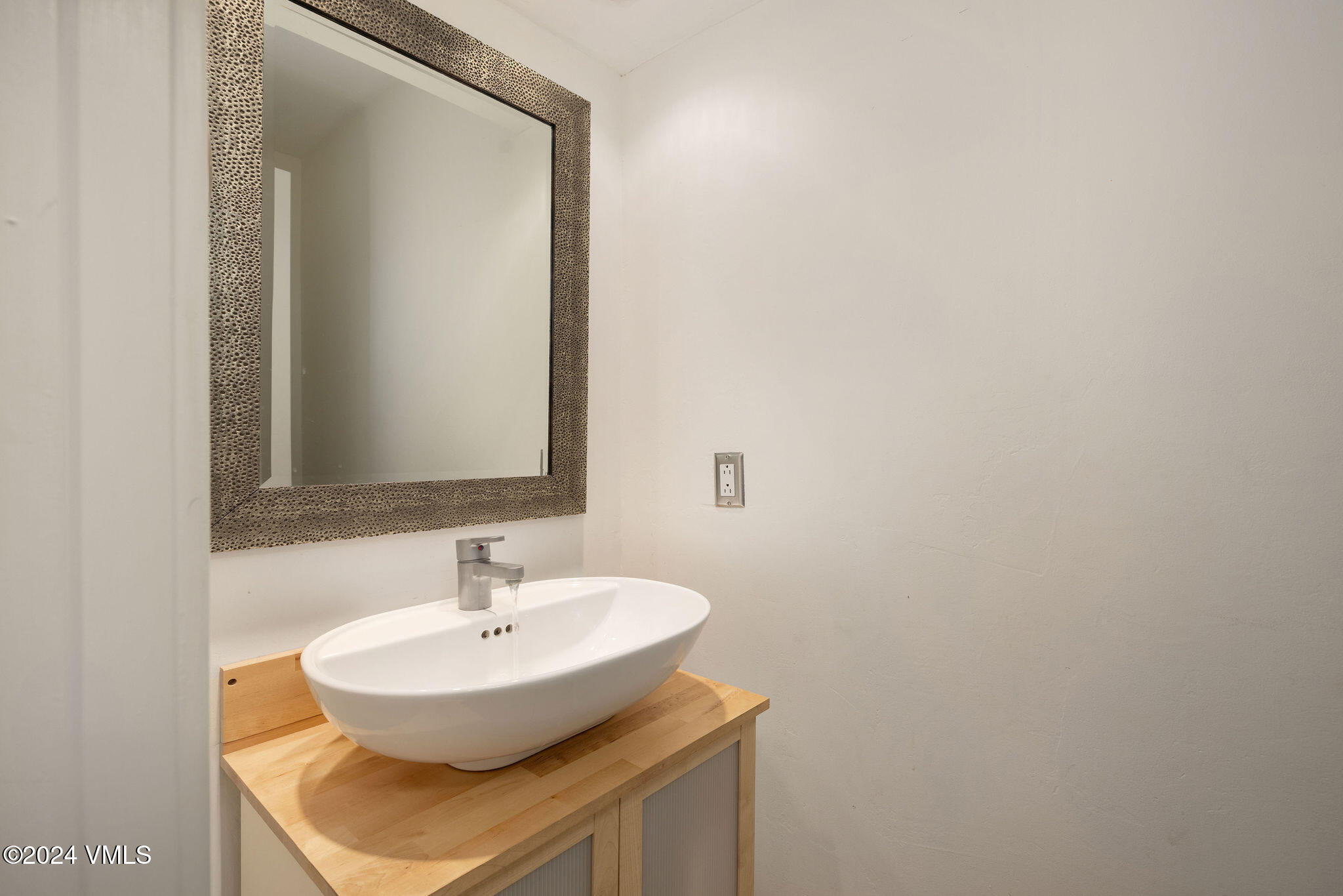 16 Eagle-Vail Road, Unit A3 Eagle-Vail, CO 81620 - Photo 15 of 24 a bathroom with a sink and a mirror