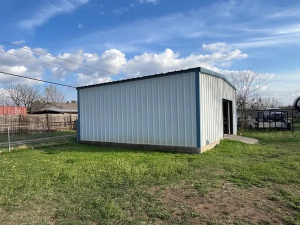a room with lots of different furniture and a grill