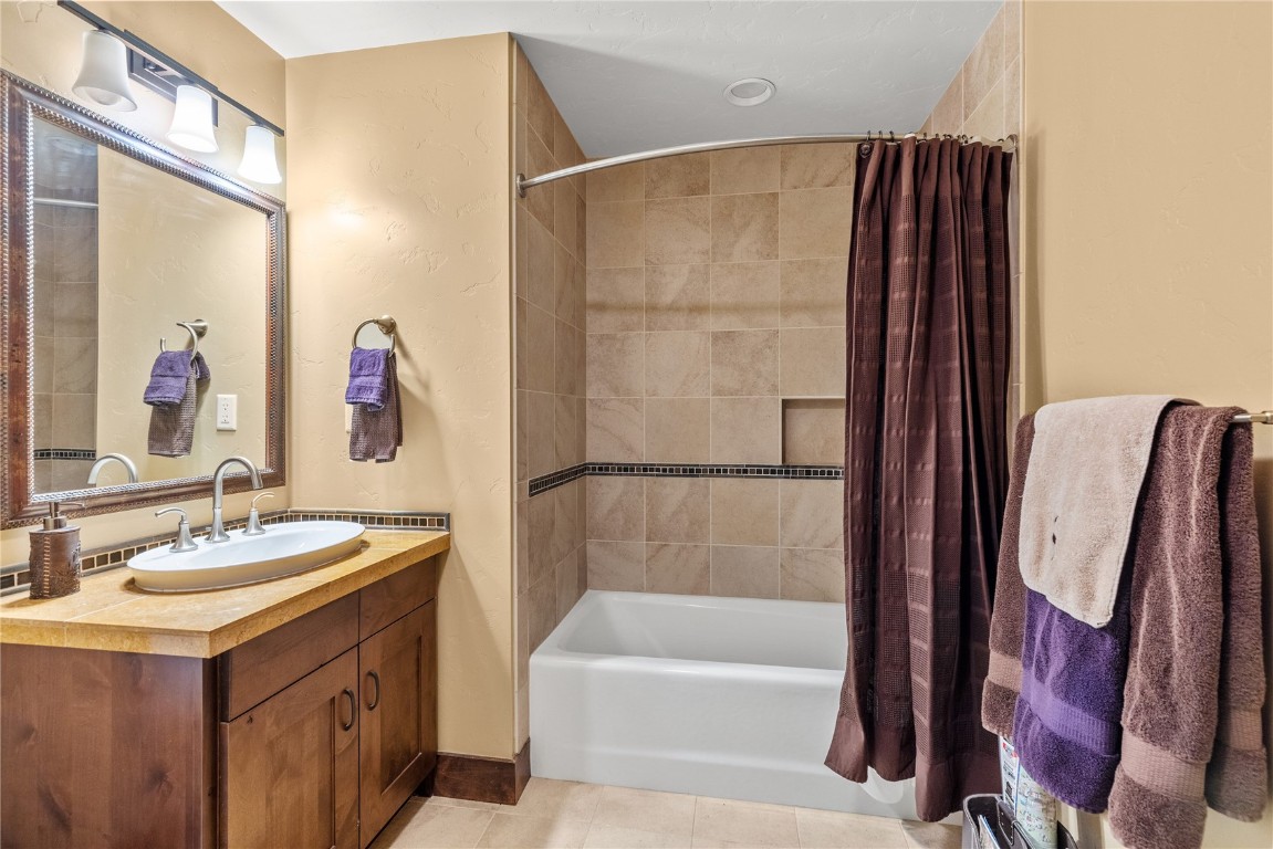 600 Columbine Road, Unit 5407 Breckenridge, CO 80424 - Photo 20 of 29 a bathroom with a bathtub and a sink