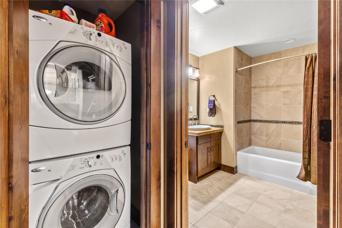 600 Columbine Road, Unit 5407 Breckenridge, CO 80424 - Photo 21 of 29 a view of a bedroom with washer and dryer
