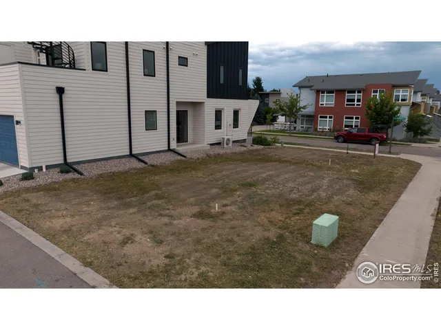 a black and white photo of a building