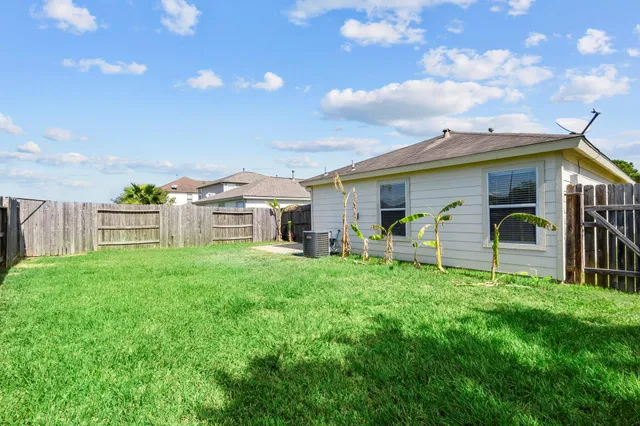 a view of a house with backyard and porch