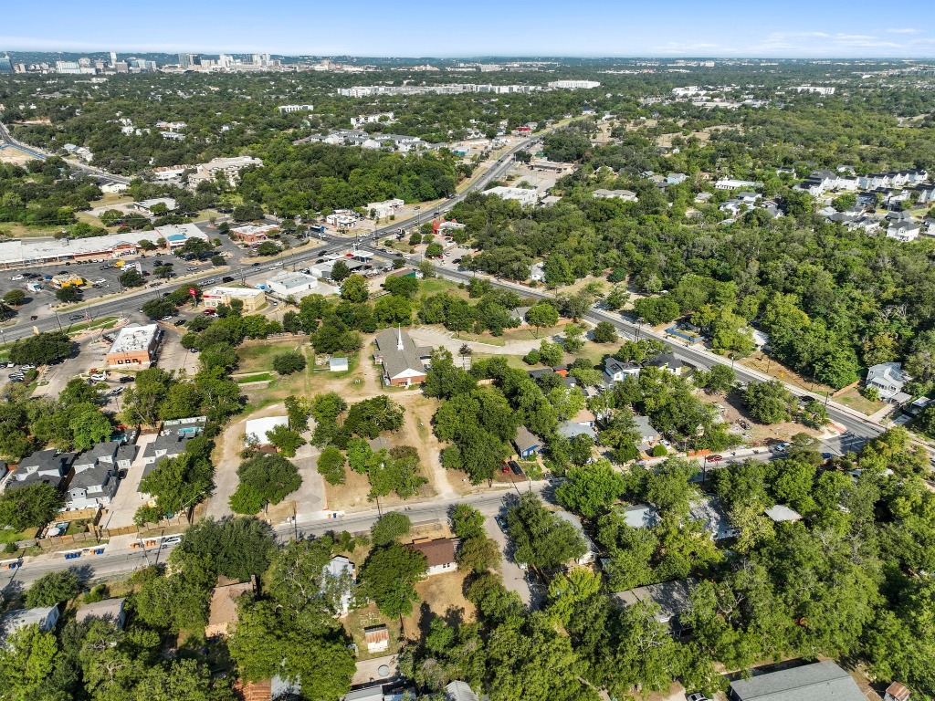 1147 Gunter Street Austin, TX 78721 - Photo 21 of 25 a view of a city with green field