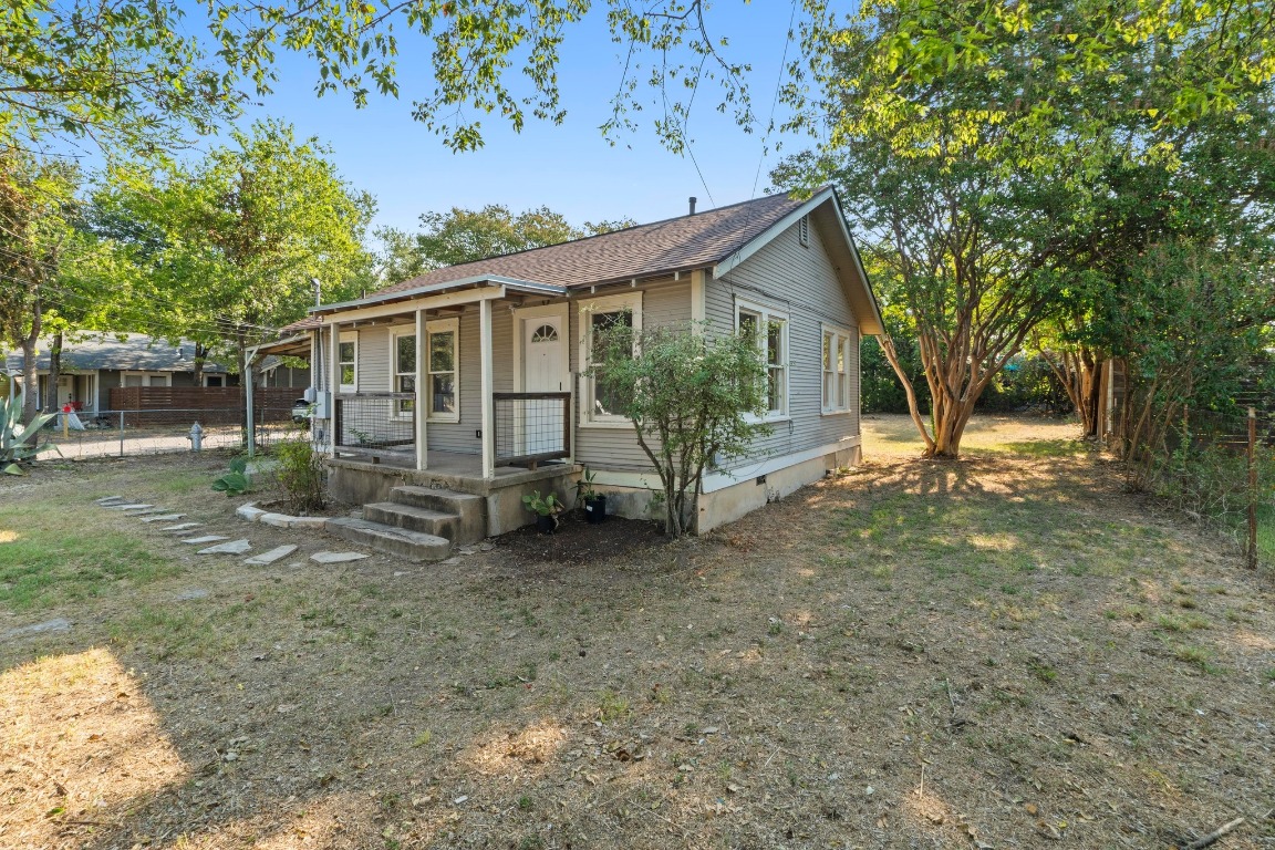 1147 Gunter Street Austin, TX 78721 - Photo 5 of 25 a view of a house with a yard