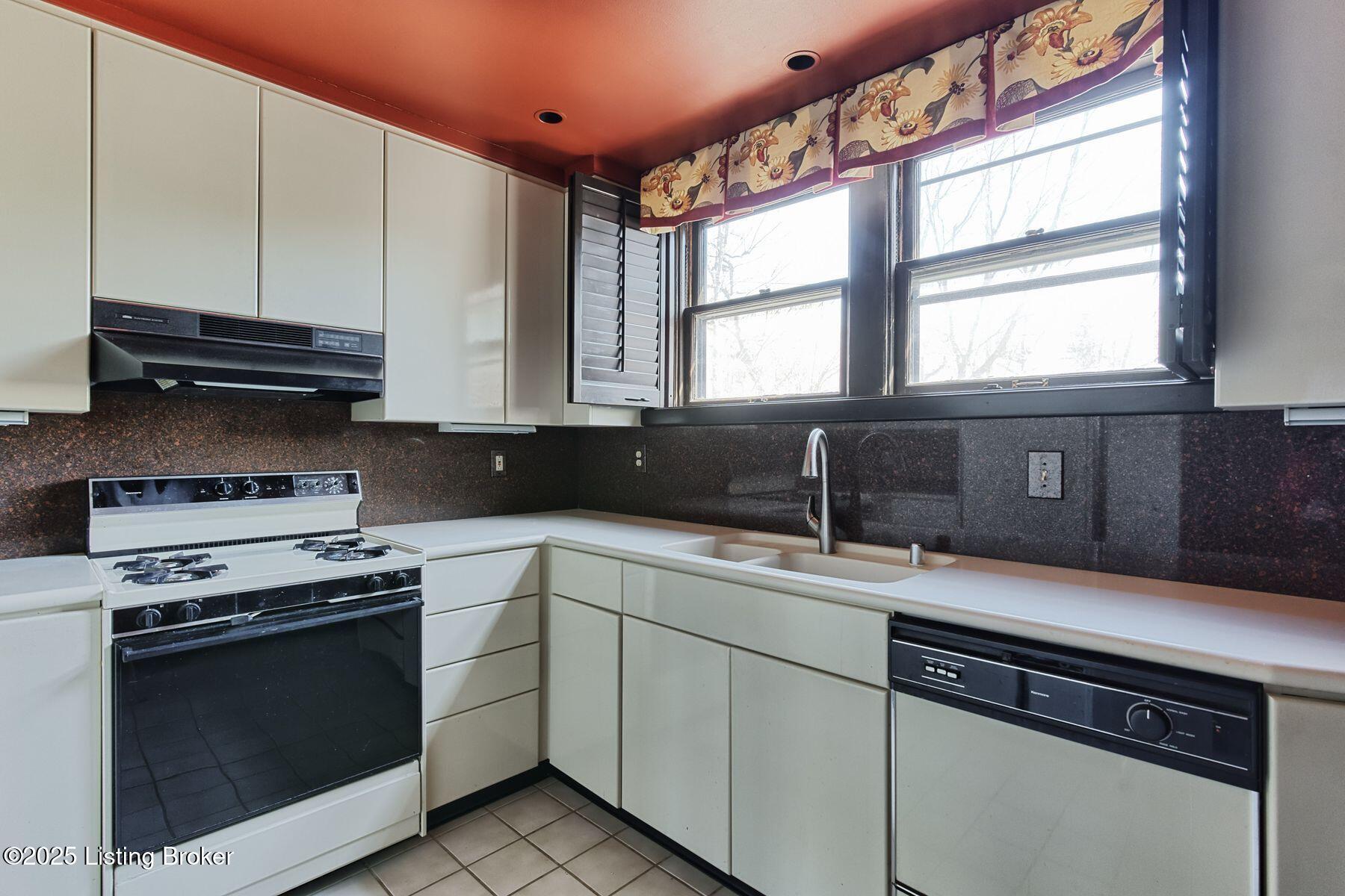 1801 Spring Drive, Unit L Louisville, KY 40205 - Photo 13 of 37 photo_online_013