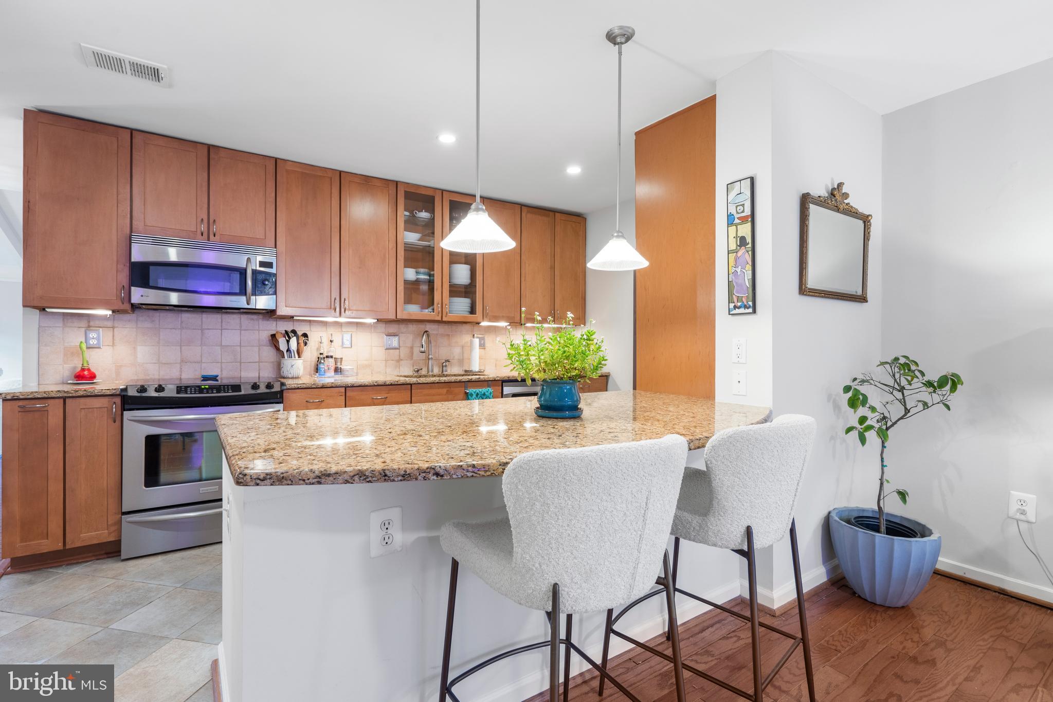 2405 Glade Bank Way Reston, VA 20191 - Photo 11 of 55 kitchen