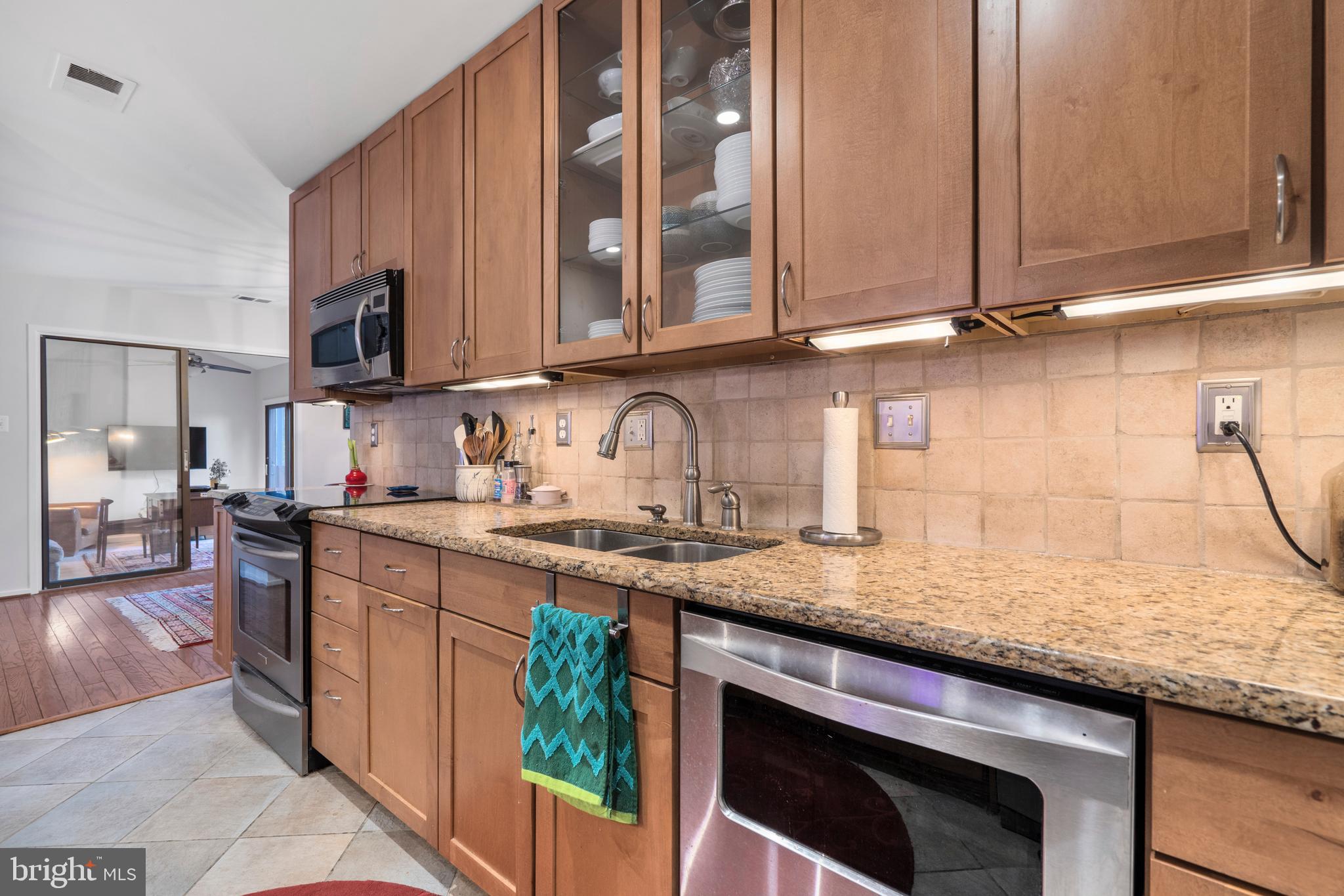 2405 Glade Bank Way Reston, VA 20191 - Photo 12 of 55 kitchen