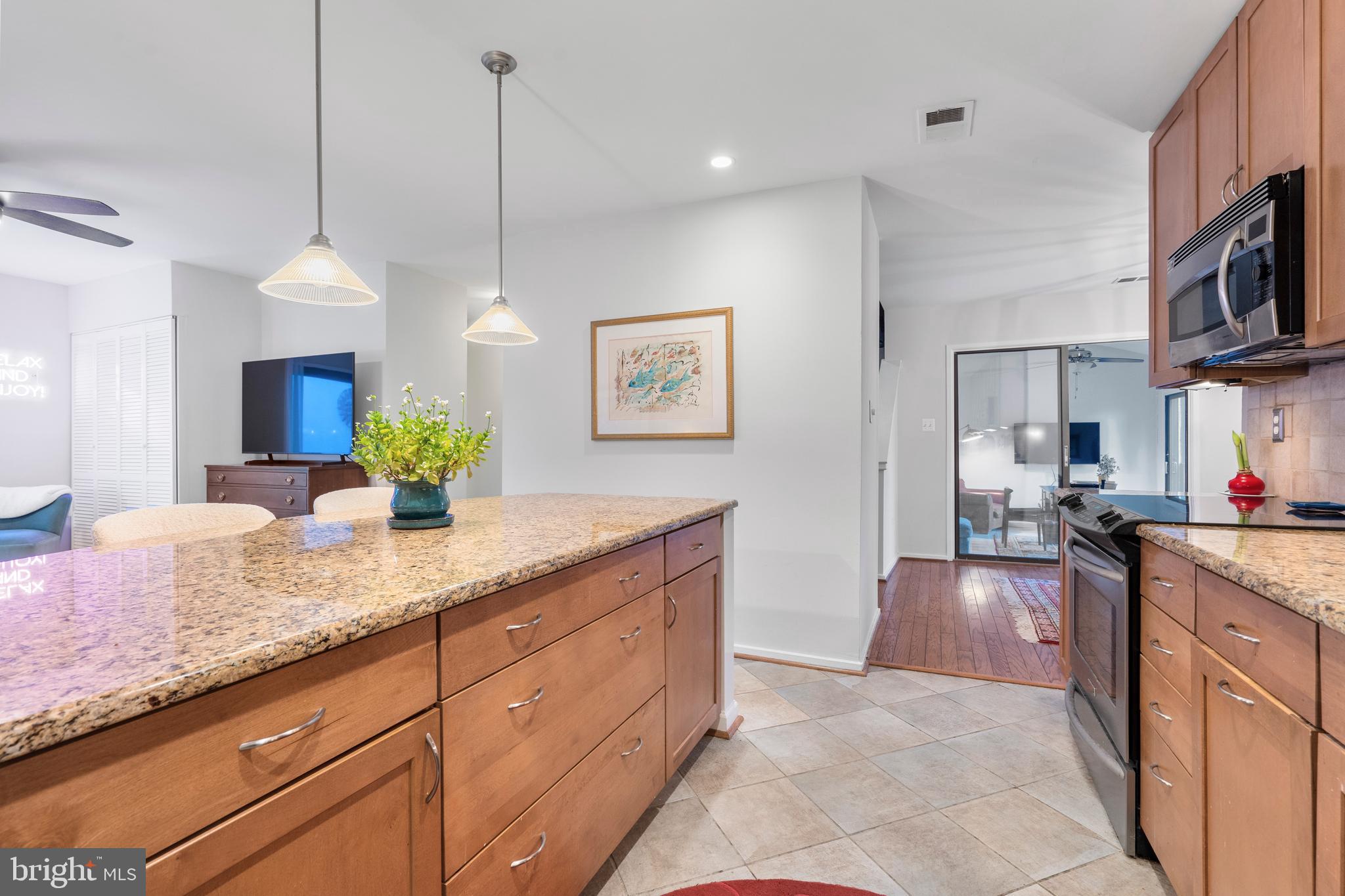2405 Glade Bank Way Reston, VA 20191 - Photo 15 of 55 kitchen