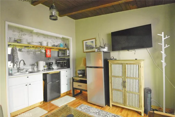 $3,150 | 545 1st Street, Unit B, Manhattan Beach, CA 90266