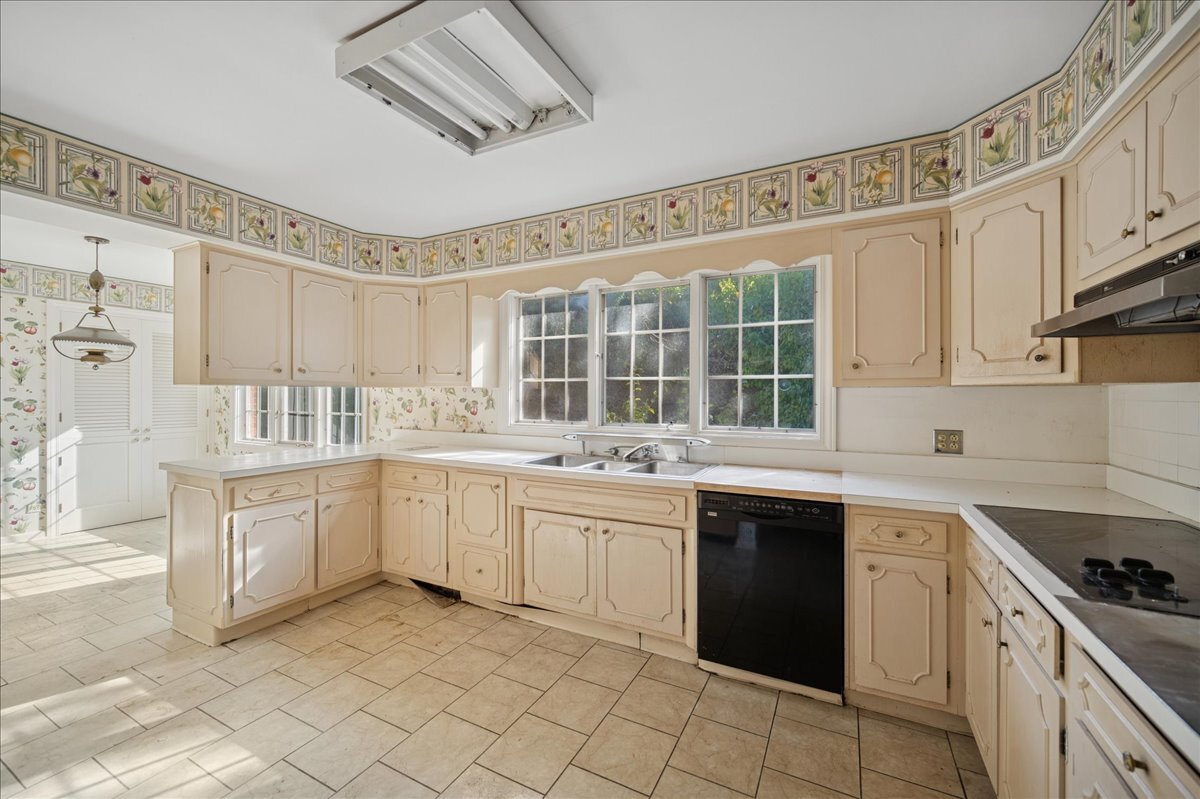 1080 Hillcrest Road Glencoe, IL 60022 - Photo 12 of 33 a kitchen with a sink stove and cabinets