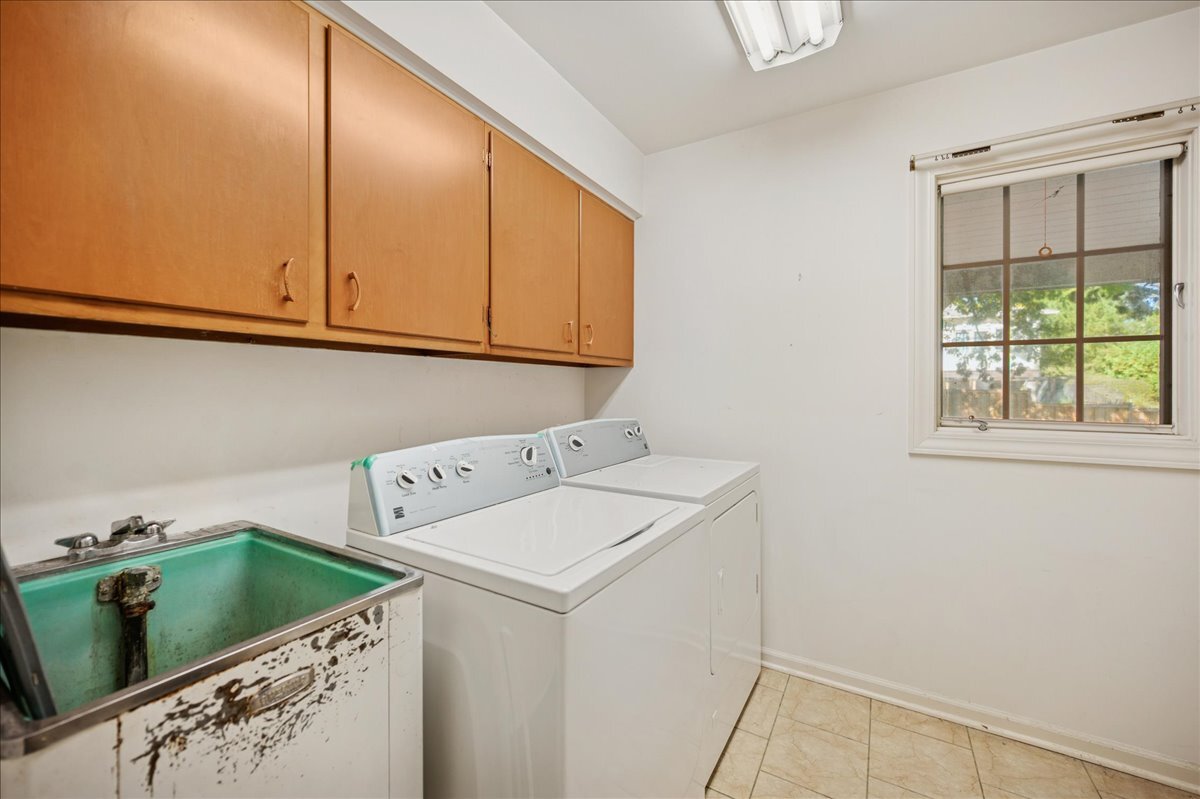 1080 Hillcrest Road Glencoe, IL 60022 - Photo 16 of 33 a utility room with dryer and washer