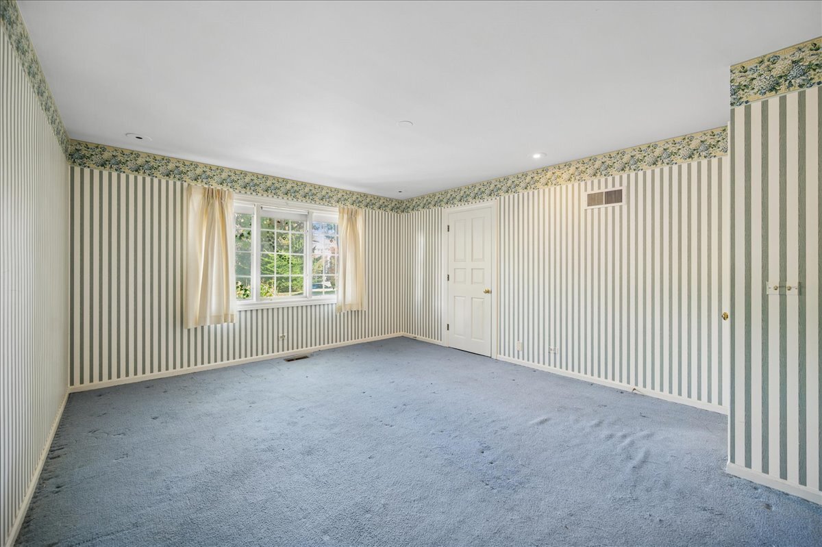 1080 Hillcrest Road Glencoe, IL 60022 - Photo 20 of 33 a view of an empty room with a window