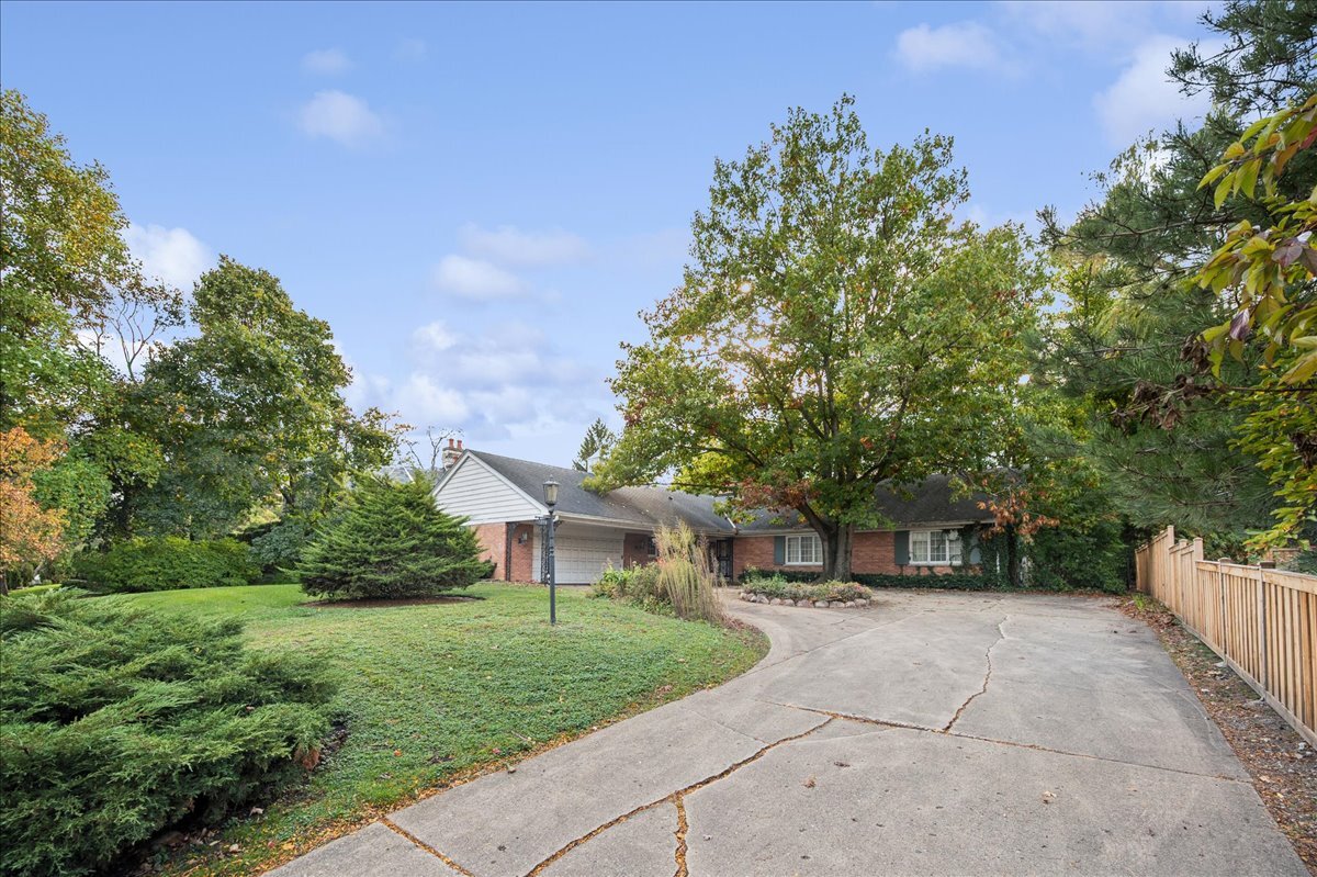 1080 Hillcrest Road Glencoe, IL 60022 - Photo 2 of 33 a view of a house with backyard and a tree