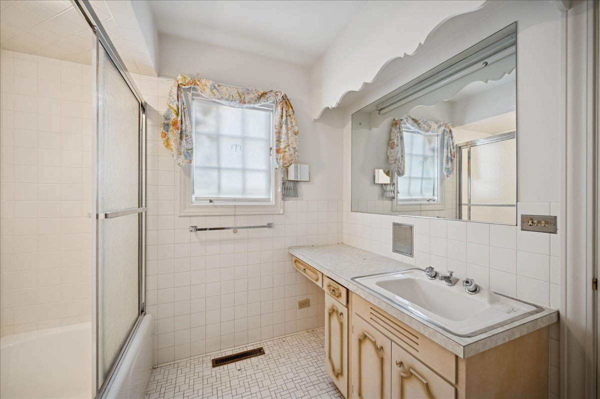 1080 Hillcrest Road Glencoe, IL 60022 - Photo 21 of 33 a bathroom with a sink and a mirror