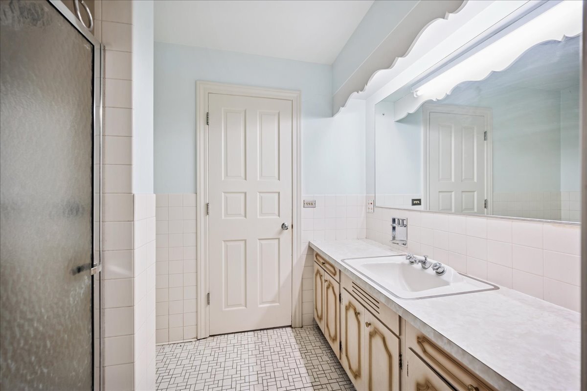 1080 Hillcrest Road Glencoe, IL 60022 - Photo 23 of 33 a bathroom with a sink and a mirror