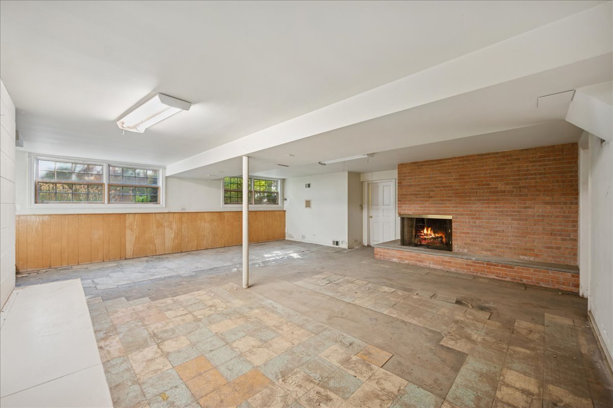 1080 Hillcrest Road Glencoe, IL 60022 - Photo 24 of 33 a view of a livingroom with an empty space and a fireplace