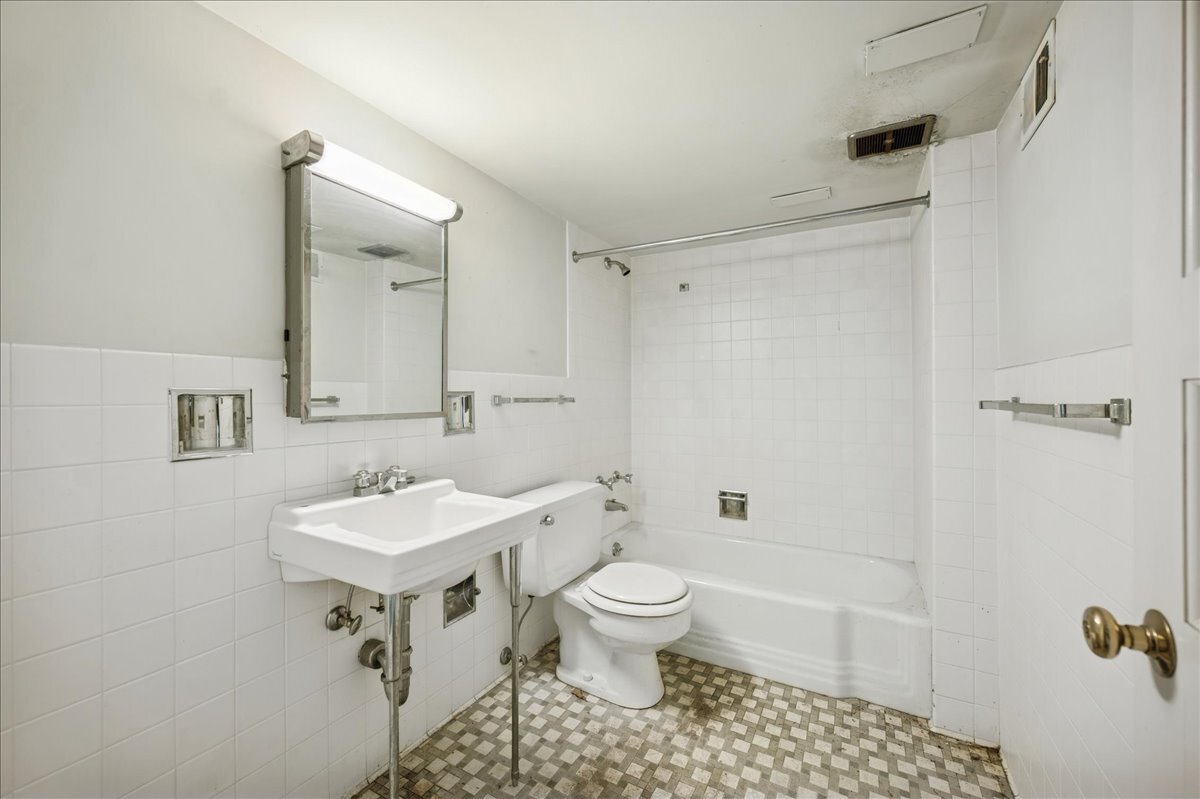 1080 Hillcrest Road Glencoe, IL 60022 - Photo 25 of 33 a bathroom with a sink toilet and shower