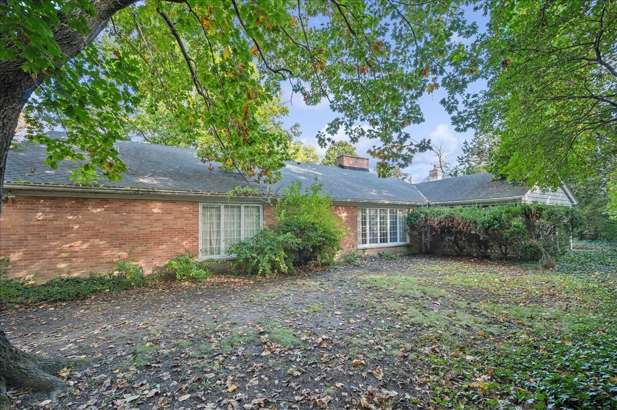 1080 Hillcrest Road Glencoe, IL 60022 - Photo 26 of 33 a house view with a garden space