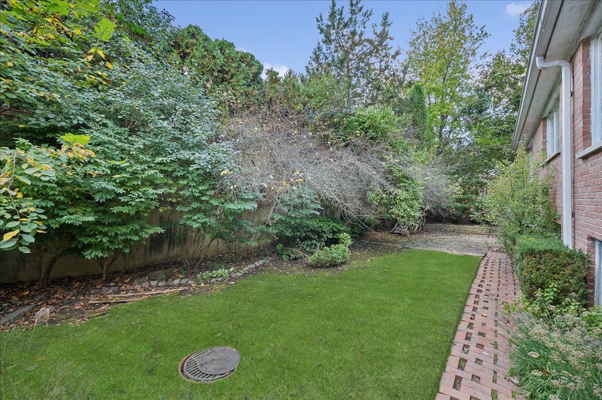 1080 Hillcrest Road Glencoe, IL 60022 - Photo 28 of 33 a view of a garden with a fountain
