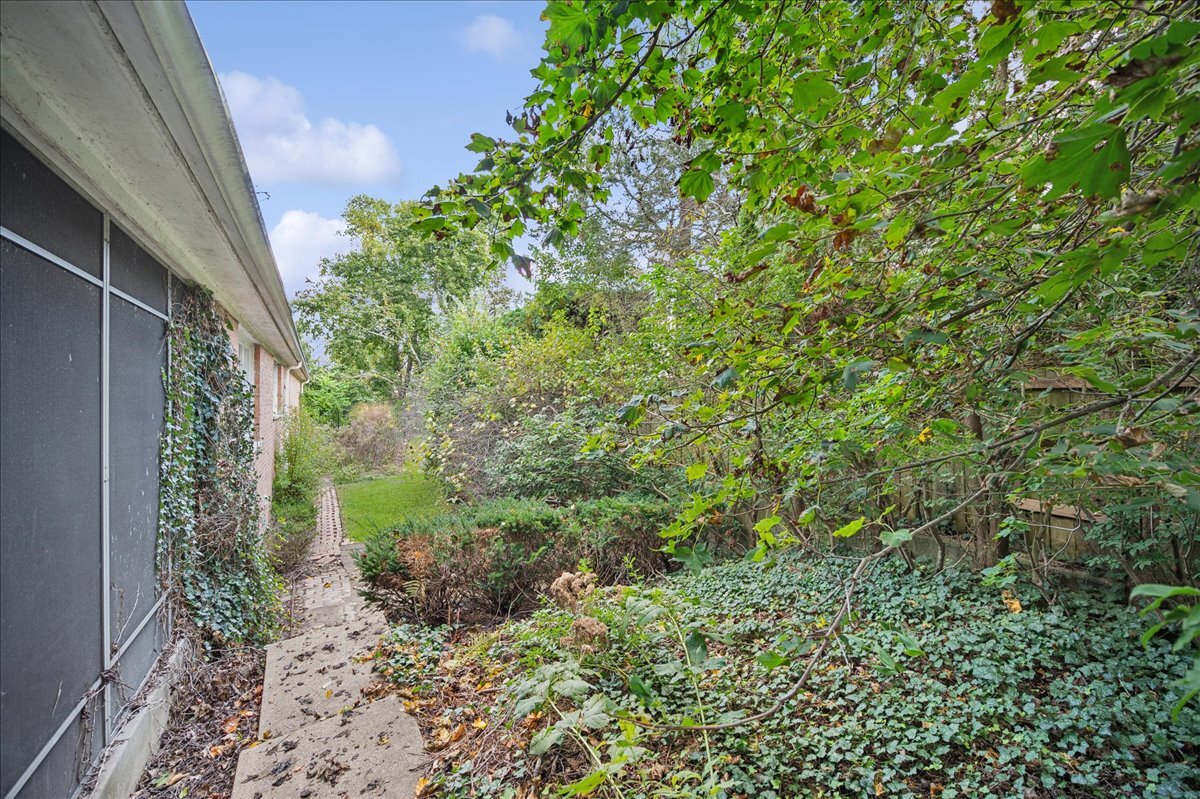 1080 Hillcrest Road Glencoe, IL 60022 - Photo 30 of 33 a view of a garden with plants