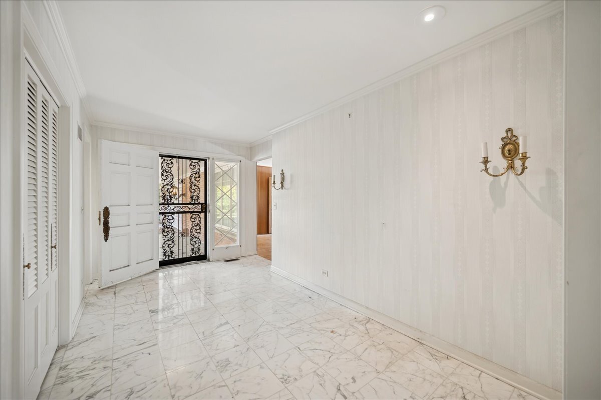 1080 Hillcrest Road Glencoe, IL 60022 - Photo 3 of 33 an empty room with windows and closet