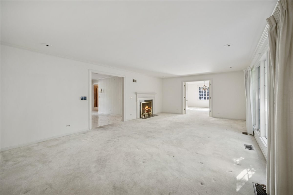 1080 Hillcrest Road Glencoe, IL 60022 - Photo 5 of 33 a view of empty room with a fireplace